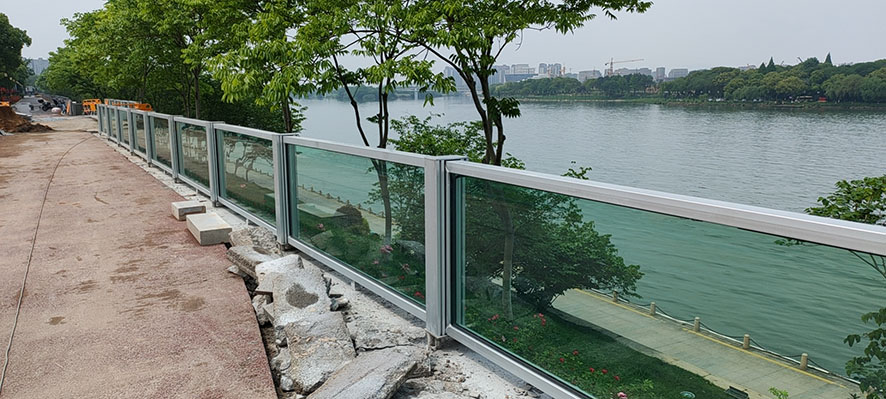 玻璃防洪墙图1xiugaiwan.jpg